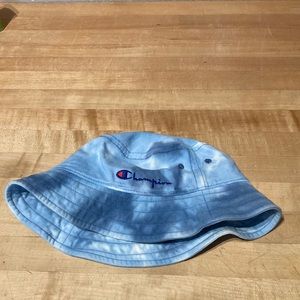 Blue tie dye champion bucket hat
